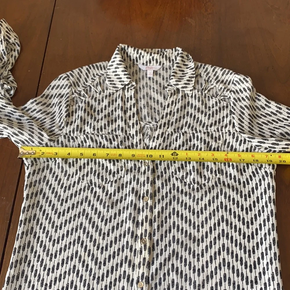 24:03 - Candies Button Down Blouse w/cut out shoulder - Picture 11 of 16